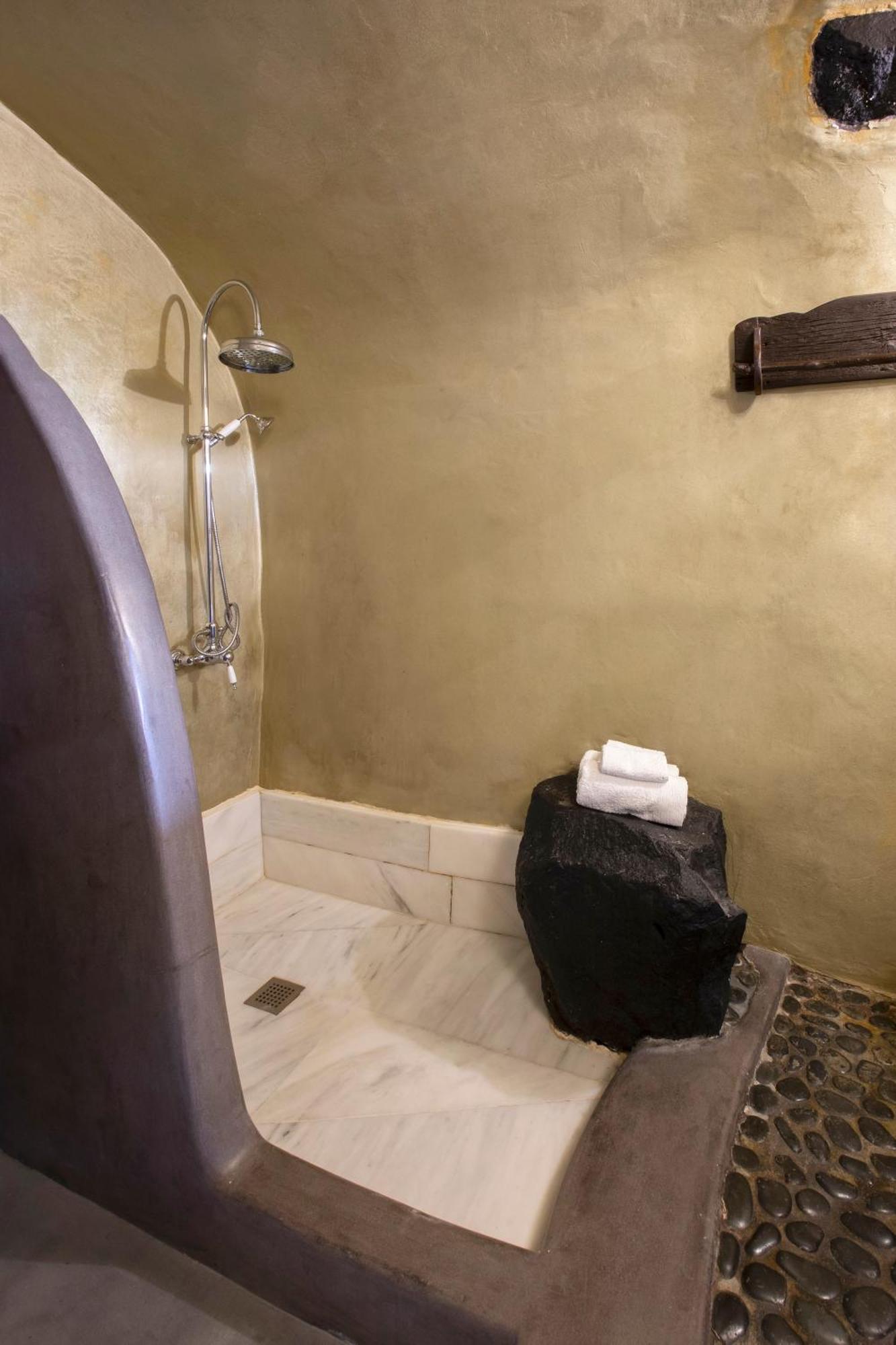 Double Room Sharing Plunge Pool Partial Caldera View,1542520915:JPEG